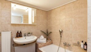 Bathtub, hair dryer, towels, shampoo - Premium 2 Bd House near Marina Zeas (Pireas)