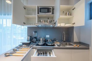 Wasserkocher mit Kaffee-/Teezubehör, Kühlschrank, Mikrowelle, Herdplatte