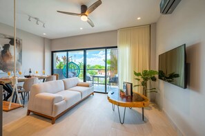 TV, bøker og kontorer