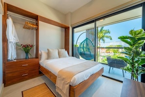 Une chambre à coucher moderne avec un grand lit, une armoire en bois et une vue sur la ville grâce à une grande fenêtre.