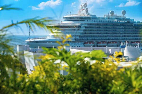 Un gran crucero con varias cubiertas y un nombre destacado en el casco.