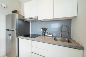 Coffee/tea maker, fridge, microwave, stovetop