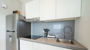 Wasserkocher mit Kaffee-/Teezubehör, Kühlschrank, Mikrowelle, Herdplatte