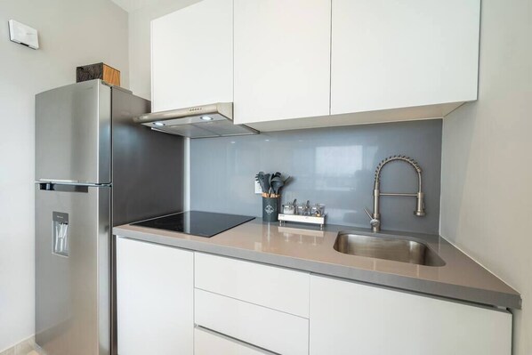 Coffee/tea maker, fridge, microwave, stovetop