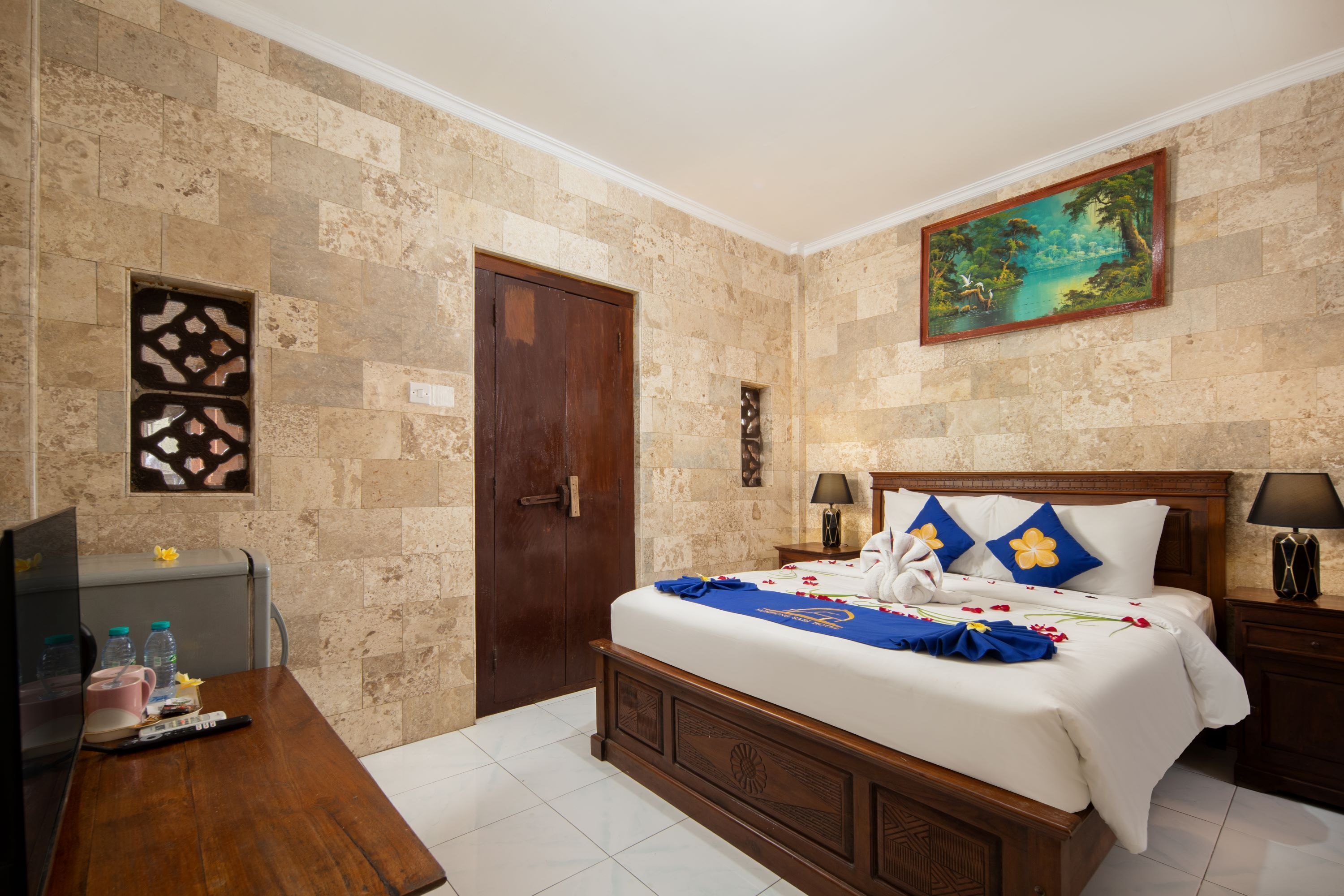 Minibar, escritorio, sistema de insonorización y wifi gratis 