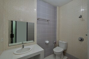 Deluxe Double Room | Bathroom | Shower, towels, soap, shampoo