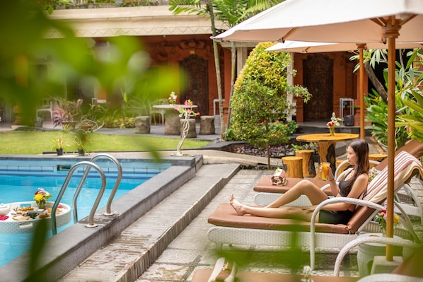 Una piscina al aire libre