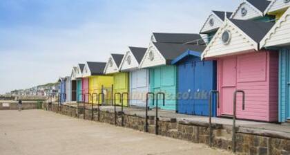 Impeccable 2-bed Lodge in Walton on the Naze