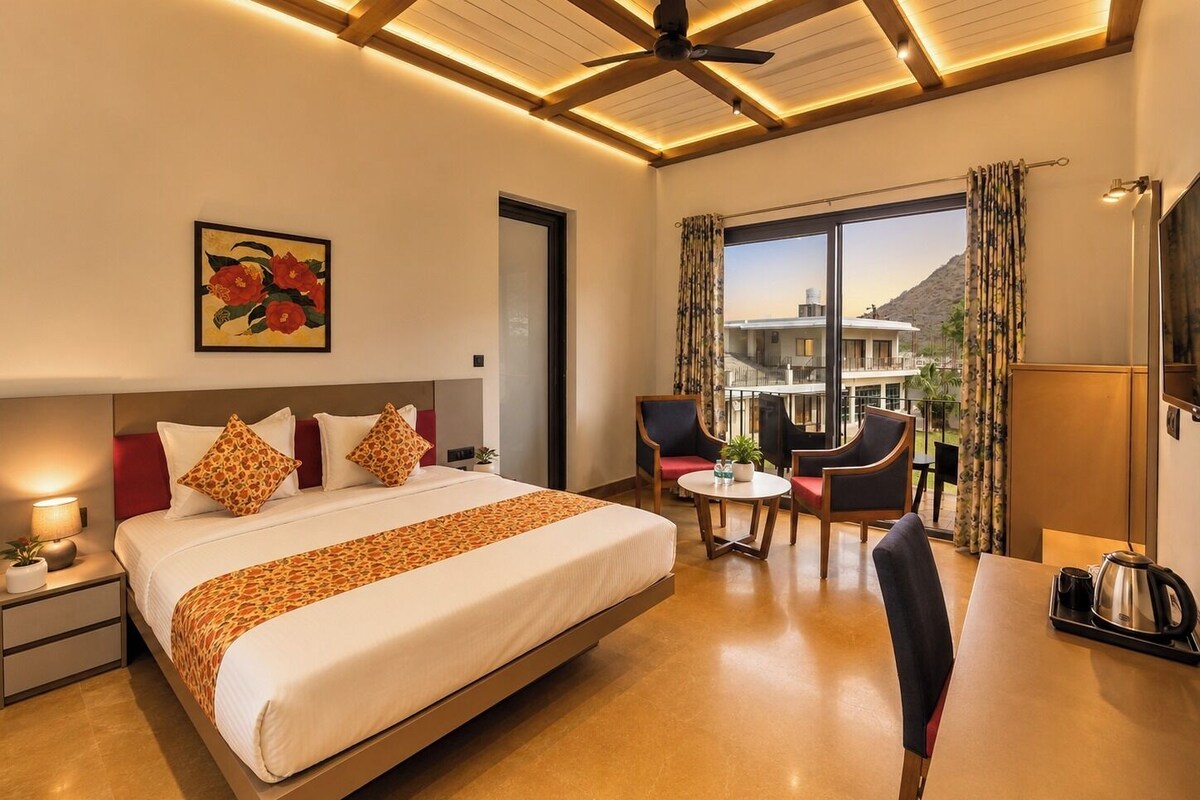 Superior Double Room | Desk, bed sheets
