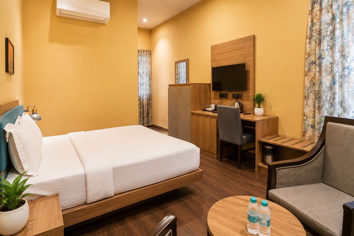 Phòng đôi Deluxe | Bàn, bộ trải giường 