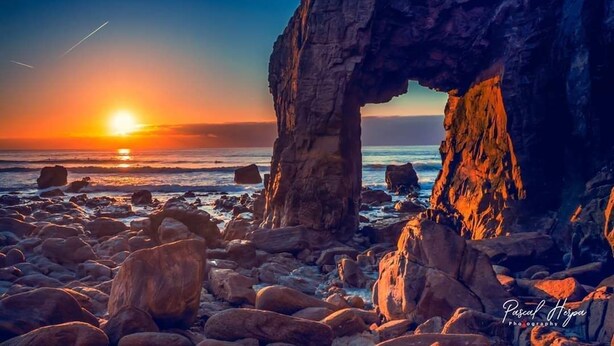A rocky beach with a large rock formation creating a natural archway. - Studio Quiberon Face Mer vue sur les Îles (Quiberon)