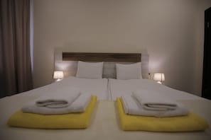 Deluxe kamer, 1 twee- of 2 eenpersoonsbedden | Een bureau, geluiddichte muren, gratis wifi, beddengoed
