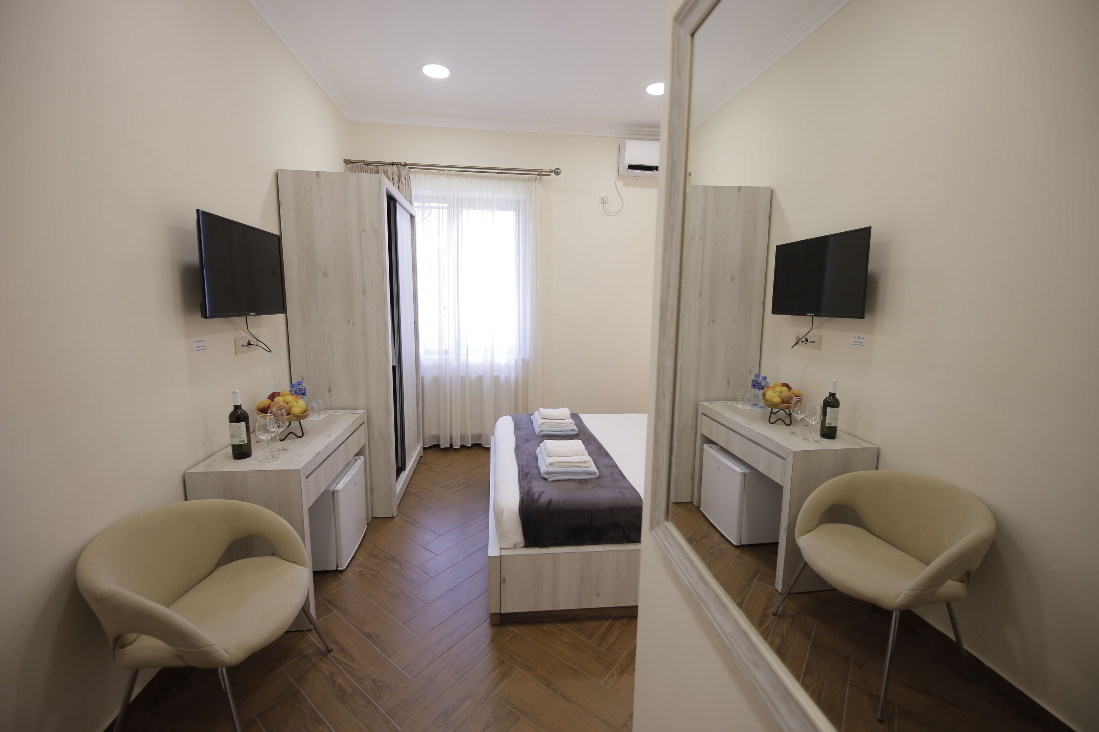 Desk, soundproofing, free WiFi, bed sheets