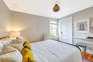 3 habitaciones, tabla de planchar con plancha, wifi y ropa de cama 