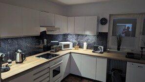 Frigorifero, forno, lavastoviglie, bollitore elettrico