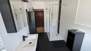 Dusj, hårføner, håndklær og såpe