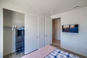 3 bedrooms, iron/ironing board, Internet, bed sheets