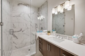 Badewanne, Haartrockner, Handtücher