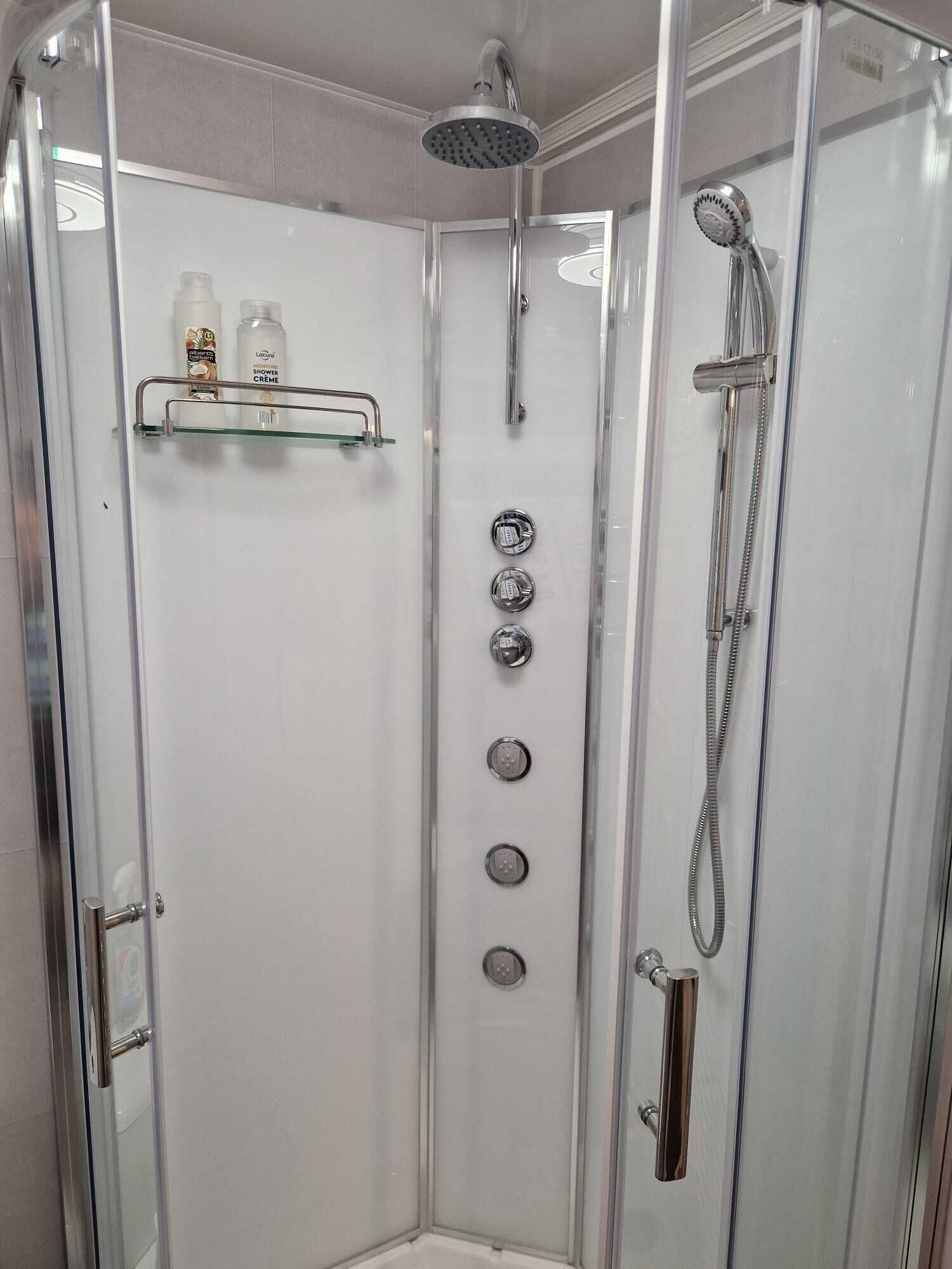 Casa | Baño | Ducha, secador de pelo y toallas