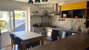 Een koelkast, een oven, een kookplaat, een koffiezetapparaat/waterkoker