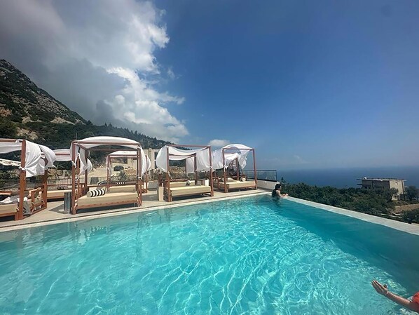 Piscine extérieure (ouverte en saison)