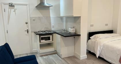 Remarkable 2-bed Apartment in Ilford, London
