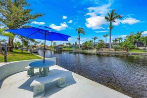 Outdoor dining - Coastal Gypsy - Cape Coral with Dock & Gulf Access (Cape Coral)