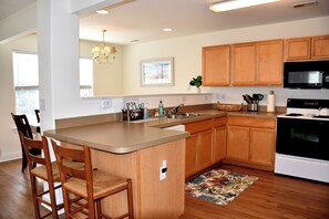 Mikrobølgeovn, kokeplater, oppvaskmaskin og kaffetrakter/tekoker