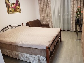 1 habitación, caja de seguridad en la habitación y escritorio
