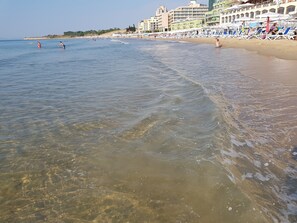 En la playa y camastros
