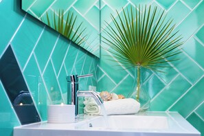 Shower, hair dryer, bidet, towels