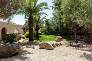 Property grounds - Villa Alba - private pool 150mt from a sandy beach (Torre Delle Stelle (Maracalagonis))