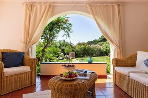 Property grounds - Villa Alba - private pool 150mt from a sandy beach (Torre Delle Stelle (Maracalagonis))