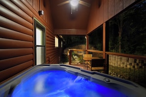 Ein Whirlpool auf einer Holterrasse mit Blick auf die Umgebung.