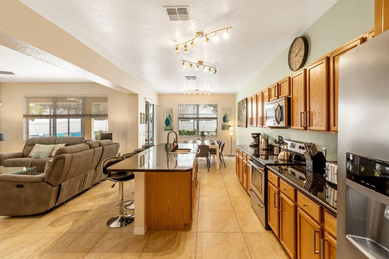 ثلاجة، ميكروويف، فرن، موقد طهي مسطح