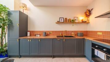 Micro-ondes, four, lave-vaisselle, chaise haute