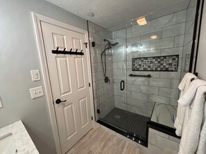 Badewanne, Haartrockner, Handtücher