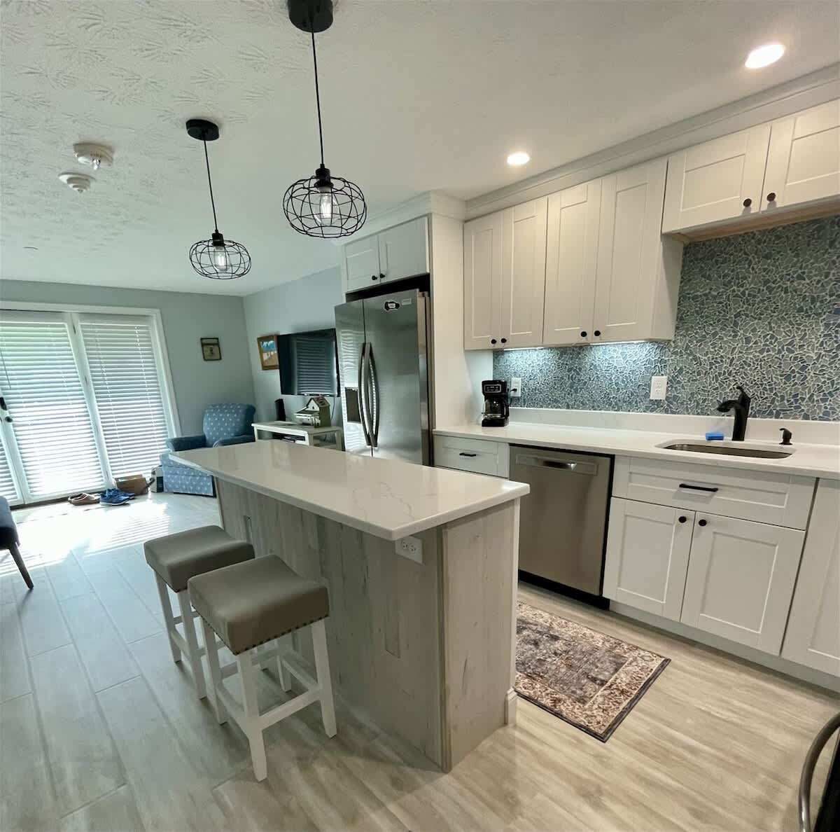 Køleskab, kogeplade, kaffe-/temaskine