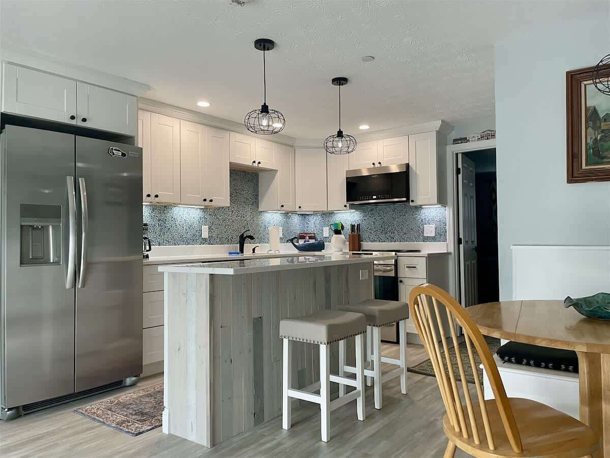 Kühlschrank, Ofen, Herdplatte, Wasserkocher mit Kaffee-/Teezubehör