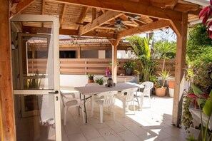 House | Outdoor dining - Captivating Lake & Oceanview Getaway House (Meneou)