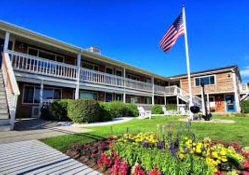 Spacious one bedroom getaway resort on Falmouth Harbor.  Sleeps 4 comfortably.