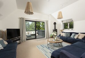 Smart-TV, peis, DVD-spiller og stereoanlegg