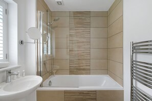 Combined shower/bathtub, hair dryer, towels