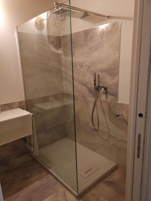 Douche, sèche-cheveux, bidet, serviettes fournies