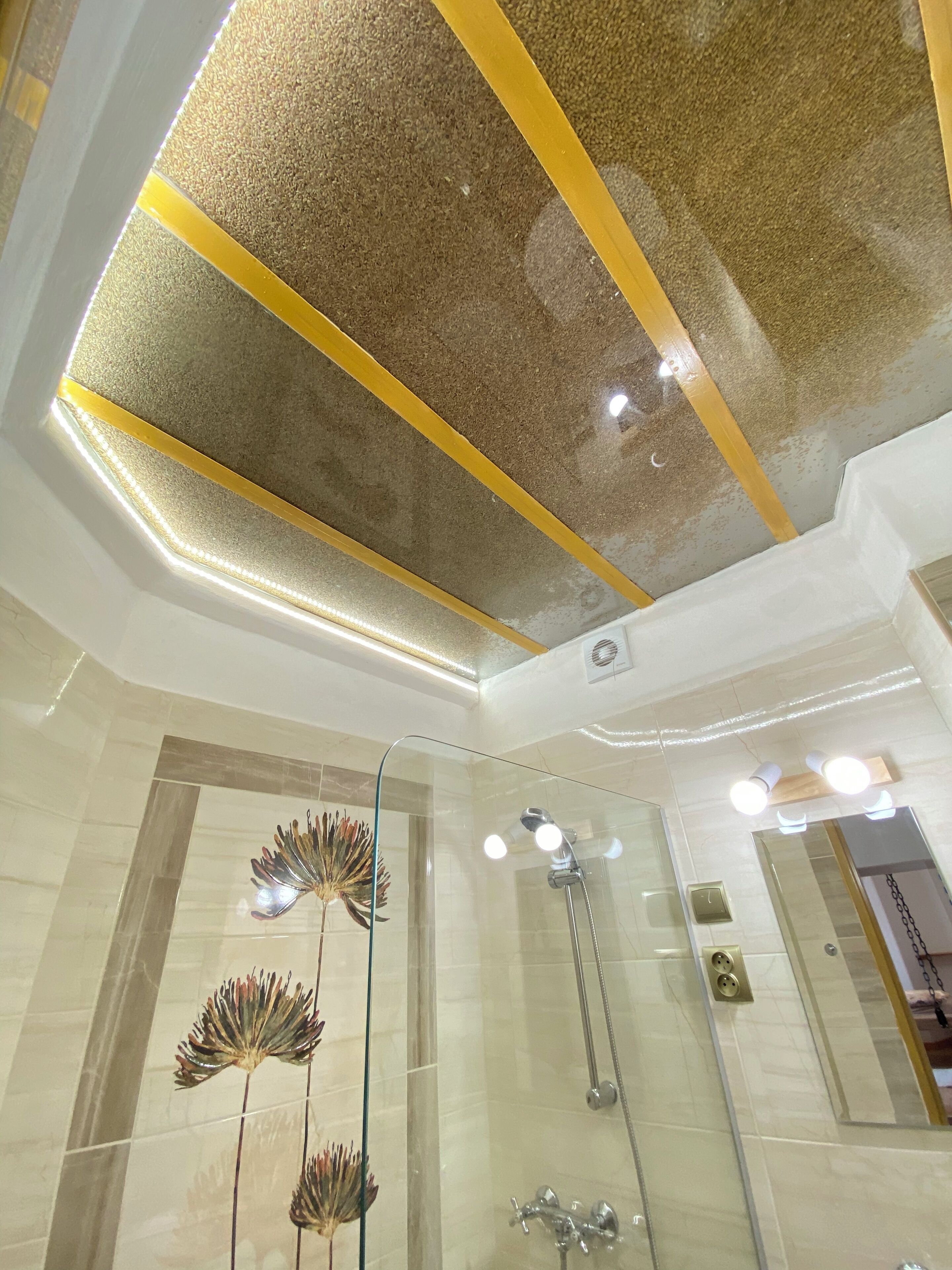 Secador de cabelo, toalhas de banho, papel higiênico 