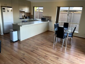 House | Private kitchen | Full-size fridge, microwave, oven, stovetop - Tasha's Apartments - N38 (Angle Park)