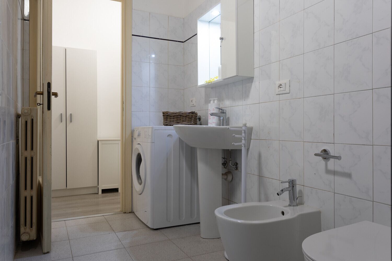 Een douche, een bidet, handdoeken, zeep