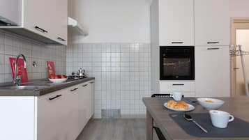 Réfrigérateur, four, cafetiÚre/bouilloire