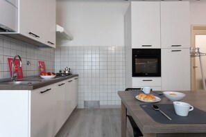 Kühlschrank, Ofen, Wasserkocher mit Kaffee-/Teezubehör