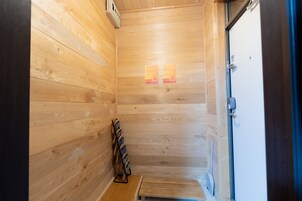 1 habitación, cubrecamas, decoración personalizada y muebles diferentes 